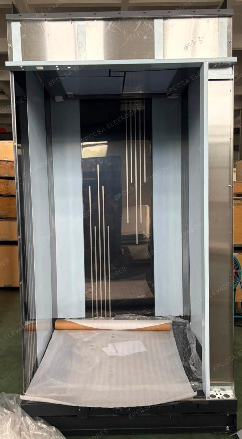 Vista frontal de acceso e interior de una cabina EPCCSA con acabados