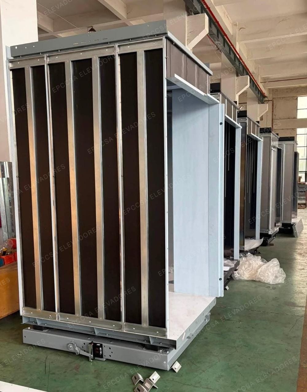 Vista general de varias cabinas EPCCSA en proceso de fabricación