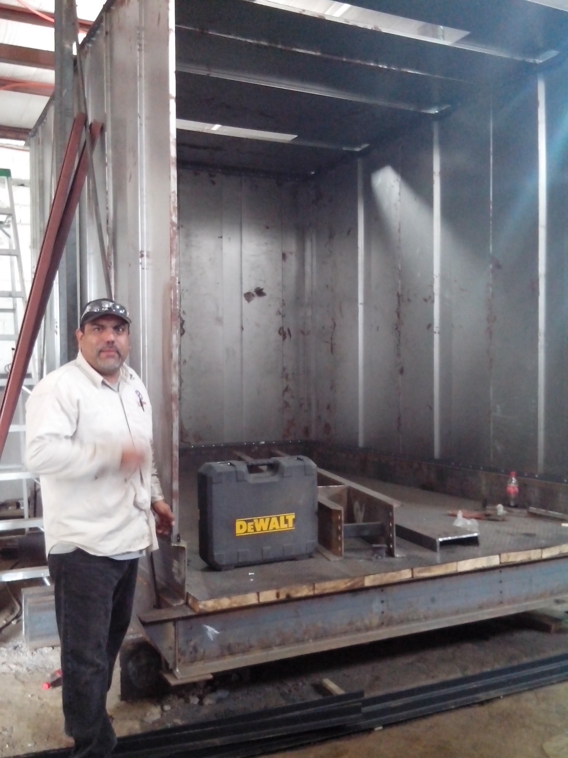 Cabina de elevador de carga EPCCSA en fabricación, con estructura de acero y piso reforzado