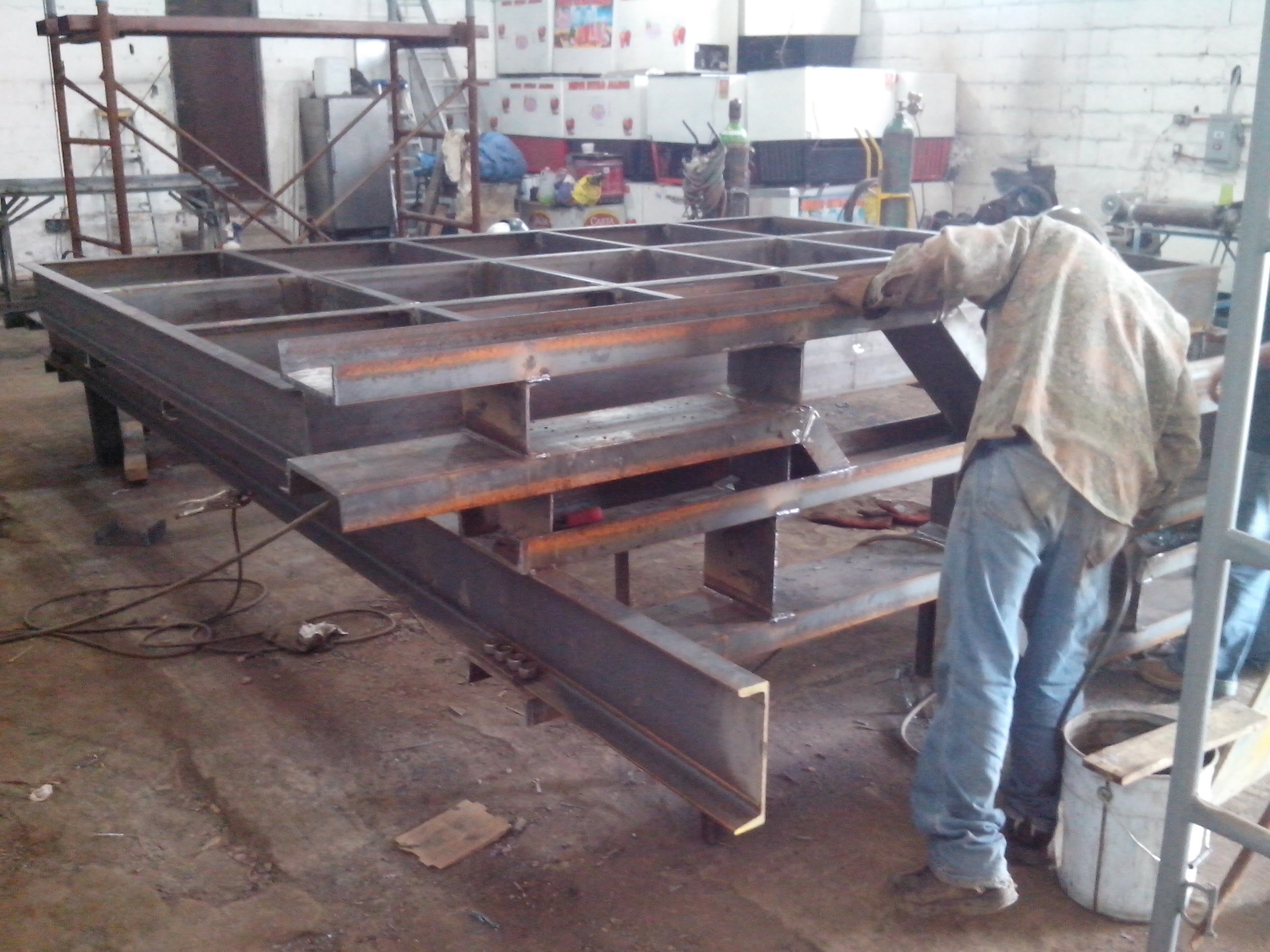 Fabricación de plataforma estructural para elevador de carga EPCCSA con perfiles de acero soldados