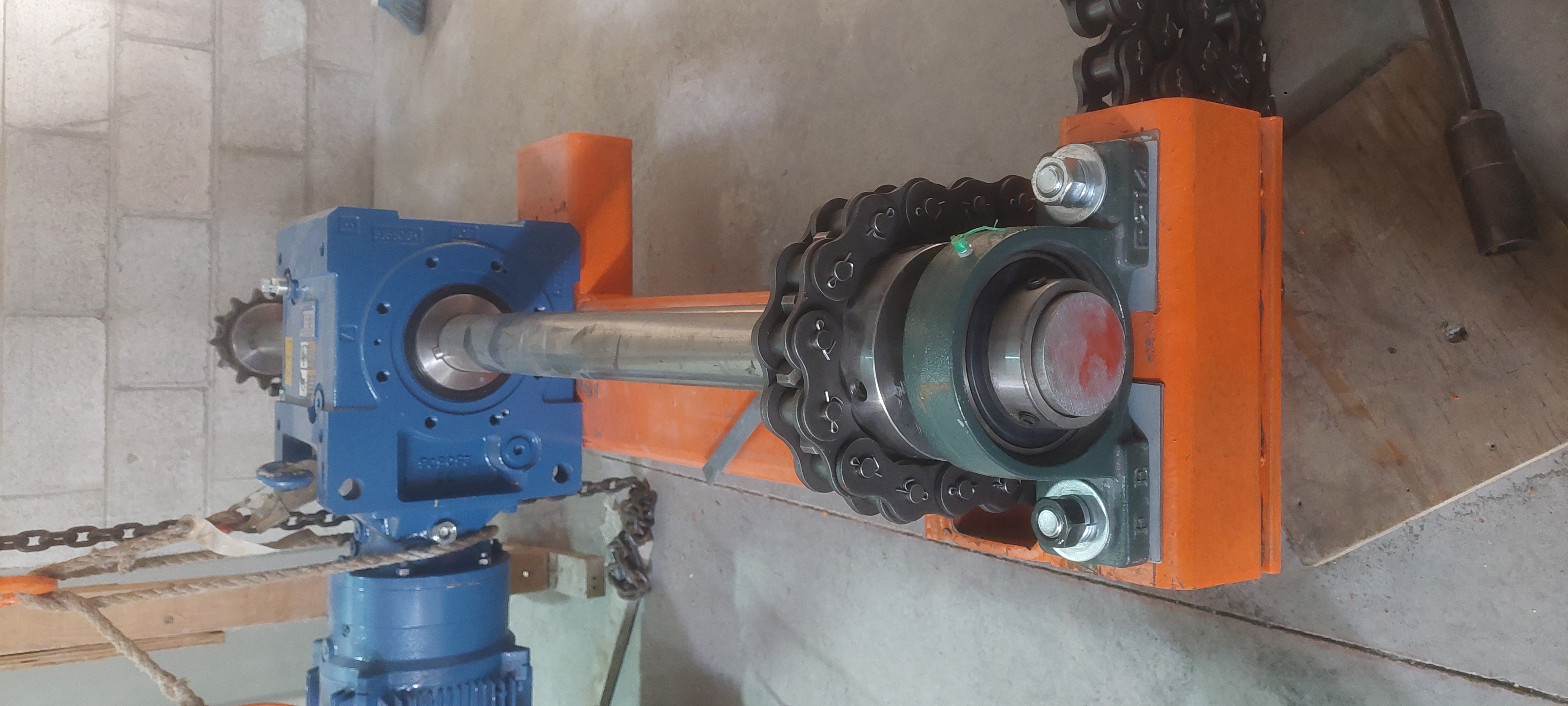 Reductor, chumaceras y transmisión por cadena del sistema de tracción de un elevador de carga EPCCSA