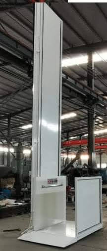 Plataforma elevadora vertical EPCCSA con columna blanca y puerta, montada en taller