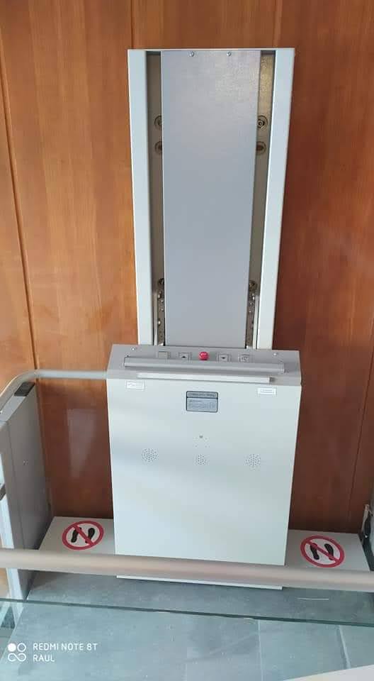 Detalle de mástil y panel de mando con paro de emergencia de plataforma elevadora EPCCSA