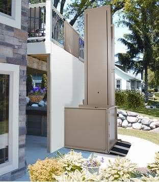 Plataforma elevadora vertical EPCCSA para exterior instalada junto a terraza de vivienda
