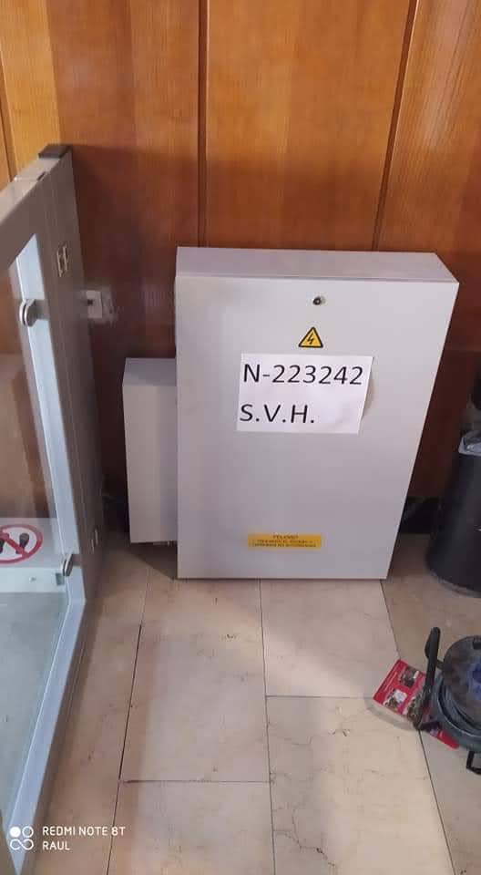Tablero eléctrico de control de elevador residencial EPCCSA instalado junto al acceso
